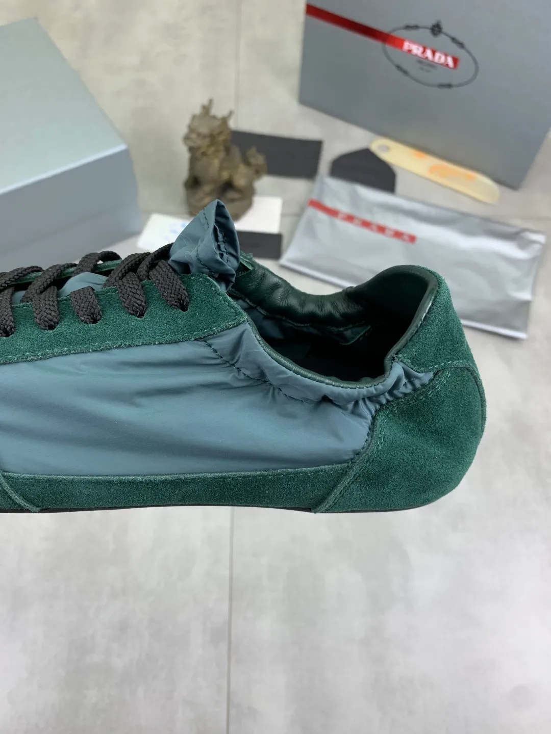 Men's shoes 💰P500💰【New style】hot style is on the official website, 🆘 Trendy brand (Prada) mainly promotes hot style, avant-garde and versatile fashion men's shoes private version mold opening, cowhide surface splicing 1:1 replica... fashionable and simple, original imported cowhide lining cowhide feet; the atmosphere and personality are more fashionable, eye-catching and pursuing class. It will subvert the old idea and be a must-have for fashion trendsetters with you! Must keep it for yourself! Tall and comfortable, large and low, high-end quality workmanship. Size: 38-44; 6️⃣colors available.